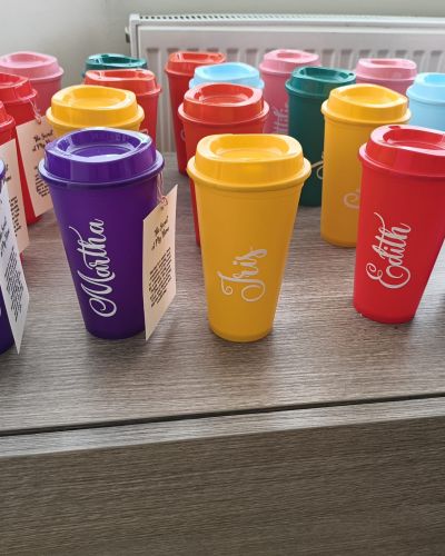 Personalised Coffee Cups with Lids, for Teacher’s gift , Parties, Party bag, and Events – Pack 10/20 – Sorted colours