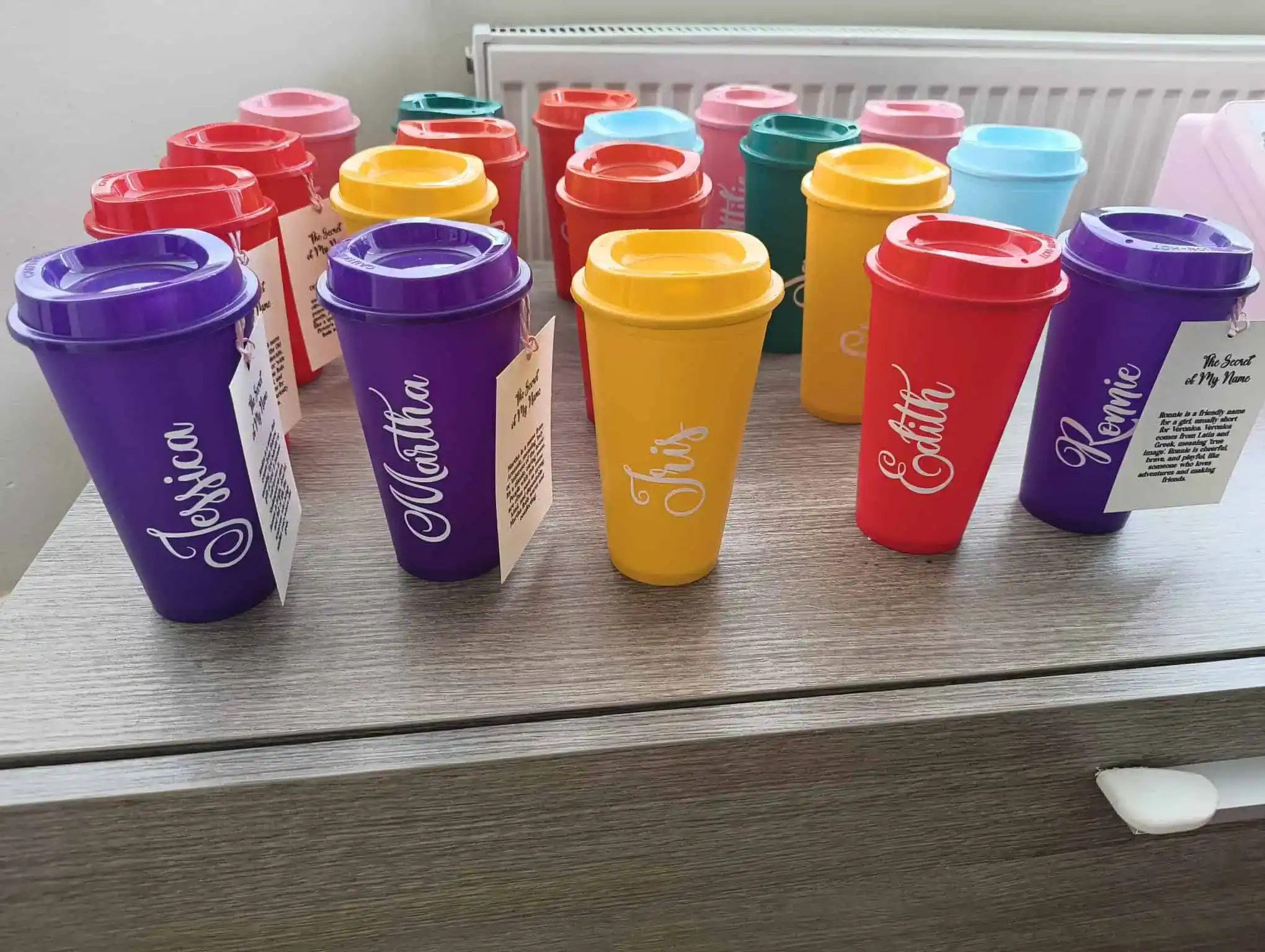 Personalised Coffee Cups with Lids, for Teacher’s gift , Parties, Party bag, and Events – Pack 10/20 – Sorted colours